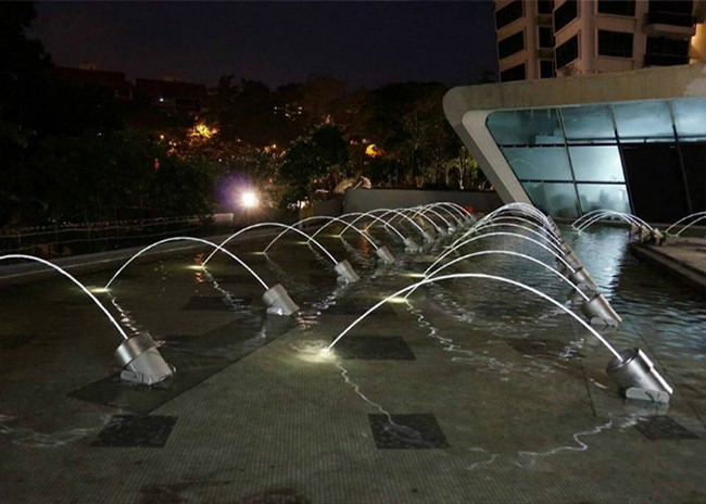باغ تزئینی خلاق چشمه جت لیتیوم با چراغ های LED کنترل کامپیوتر تامین کننده